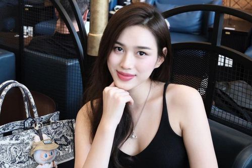 Ngỡ ngàng nhan sắc của Đỗ Thị Hà trước tin đồn sắp làm dâu nghìn tỷ
