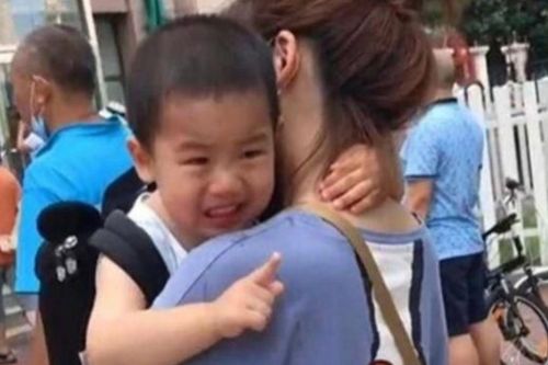 Vợ ngày nào cũng chở con tới trường, 5 năm sau chồng phát hiện sự thật đau lòng