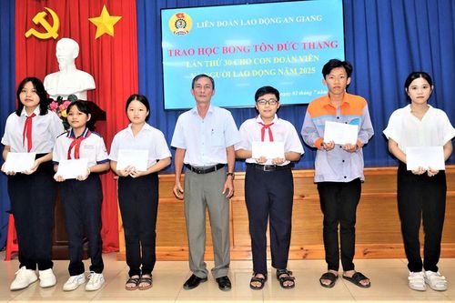 Tiếp sức cho con công nhân môi trường đến trường