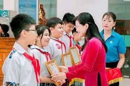 Khen thưởng hơn 9 ngàn con công nhân viên học giỏi, sống tốt