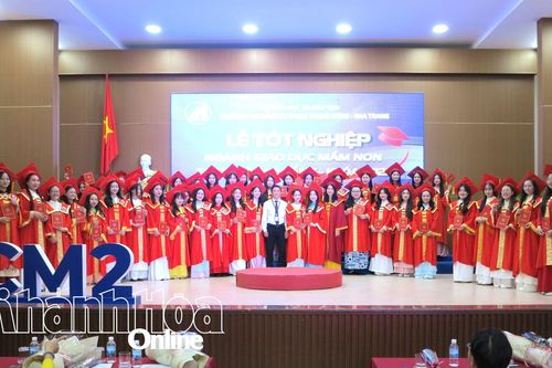 Trường Cao đẳng Sư phạm Trung ương - Nha Trang trao bằng tốt nghiệp cho 275 sinh viên