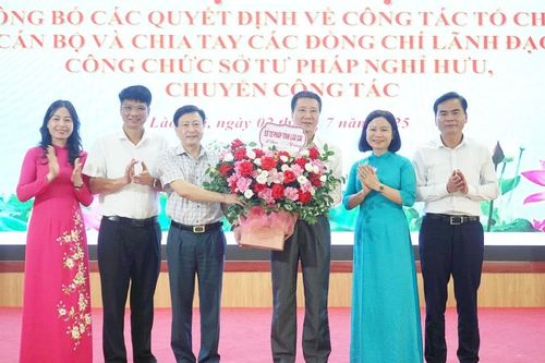 Công bố các quyết định về công tác tổ chức cán bộ Sở Tư pháp tỉnh