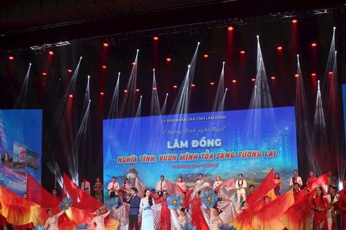 Chương trình nghệ thuật 'Lâm Đồng - Nghĩa tình, vươn mình tỏa sáng tương lai'
