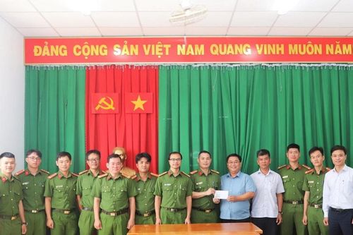 Phá nhanh vụ cướp dây chuyền vàng, Công an xã Bảo Lâm 2 được khen thưởng đột xuất
