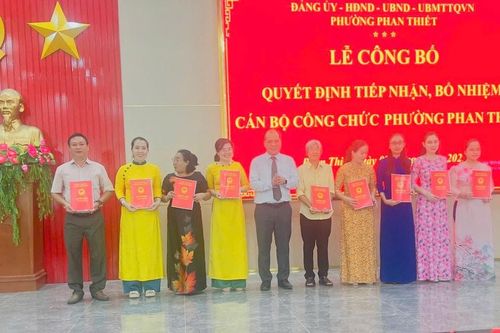 Phường Phan Thiết công bố các quyết định về tổ chức, cán bộ