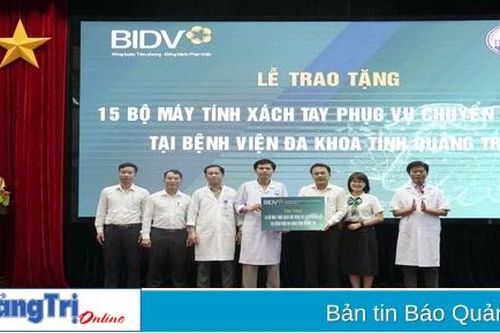 Trao tặng 15 máy tính xách tay cho Bệnh viện Đa khoa tỉnh Quảng Trị