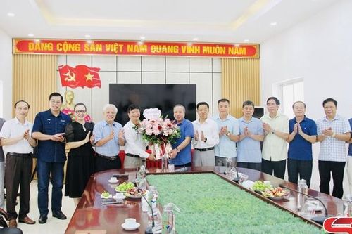 Câu lạc bộ nguyên lãnh đạo báo chí Sơn La chúc mừng Báo và Phát thanh, truyền hình Sơn La