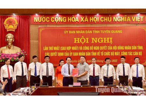 Công bố Nghị quyết của HĐND tỉnh, Quyết định của UBND tỉnh về tổ chức bộ máy và công tác cán bộ