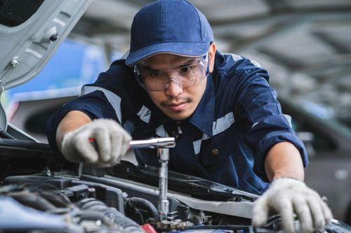 Những thói quen nguy hiểm khi tự bảo dưỡng ô tô tại nhà