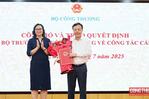 Trao quyết định điều động, bổ nhiệm Phó Chánh Văn phòng Bộ Công Thương