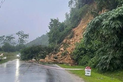 Phú Thọ: Phân luồng giao thông do sạt lở đất trên quốc lộ 70B