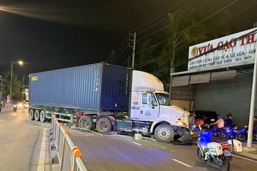 Tông nát dải phân cách, container nằm chắn ngang đường khiến giao thông ùn ứ