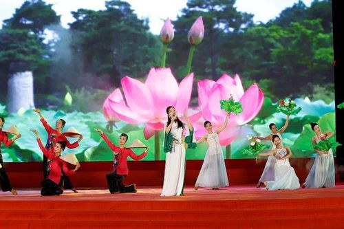 Phú Thọ: Lung linh nghệ thuật, rực sáng pháo hoa chào mừng sáp nhập hành chính