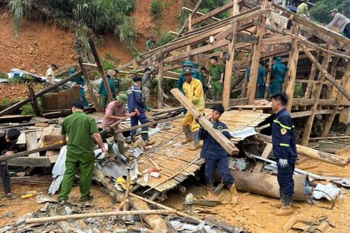 Sơn La: Mưa lớn kéo dài, Công an xã hỗ trợ người dân di chuyển khỏi vùng nguy hiểm
