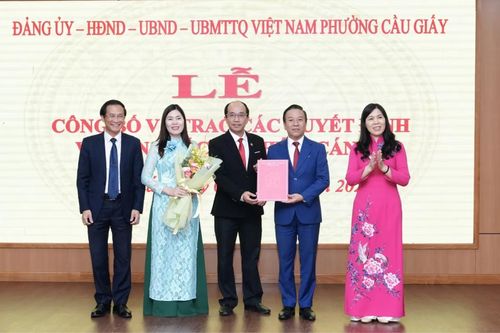 Phường Cầu Giấy công bố các quyết định về cán bộ