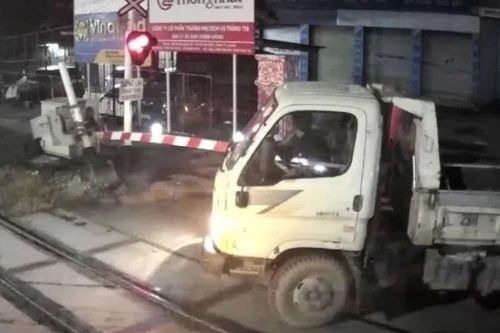 Xử phạt tài xế xe tải đâm gãy gác chắn tàu