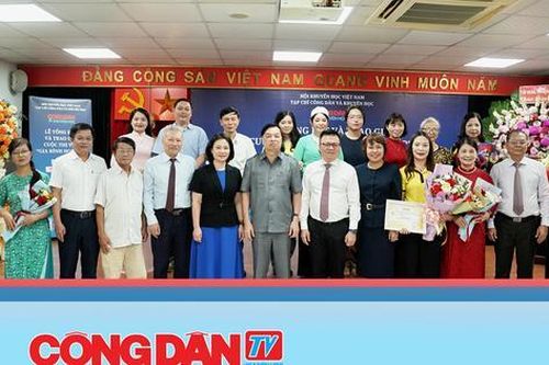 Lễ trao giải cuộc thi viết Gia đình học tập khích lệ phong trào học tập của cả cộng đồng