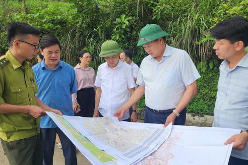 Đoàn công tác của tỉnh kiểm tra Dự án khai thác khoáng sản mỏ Bauxite Táp Ná tại xã Thanh Long