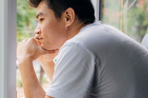 Bố vợ ở quê lên chơi mang theo 2 con gà, ngày về bị bắt gặp cảnh lén mở ví con rể