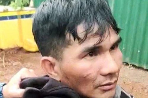 Người đàn ông hành động đáng xấu hổ với bé gái đeo dây chuyền vàng trên cổ