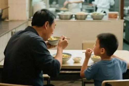 Bố và con trai vào cửa hàng chỉ gọi 1 bát mì, vừa rời đi, ông chủ tiên đoán một câu về tương lai của người cha