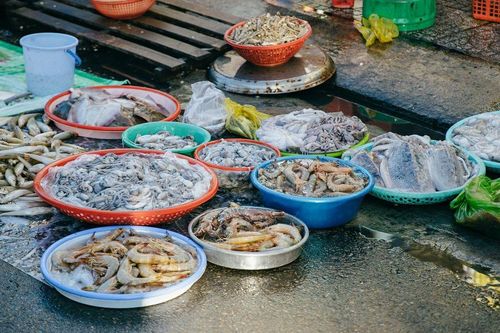 Ra chợ mua hải sản: Đừng để mất tiền vì những chiêu trò 'nhìn thì tươi, ăn thì tiếc'