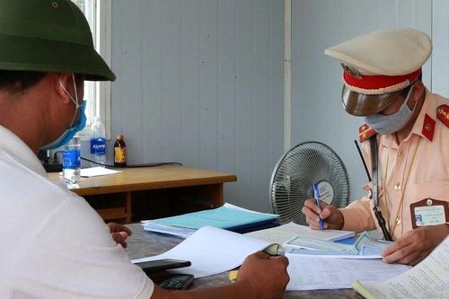 Tài xế ô tô dương tính với ma túy, không giấy phép lái xe, bị phạt hơn 56 triệu đồng