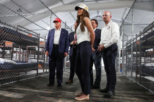 'Nhà tù Cá sấu Alcatraz' chuyên giam giữ người nhập cư ở Mỹ có gì đáng sợ?