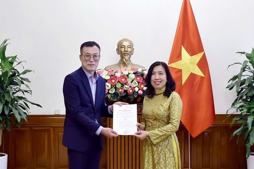 Bộ Ngoại giao trao giấy phép thành lập văn phòng thường trú cho Financial News