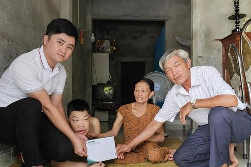 Tấm lòng bạn đọc Báo Sức khỏe và Đời sống đến với hoàn cảnh mẹ già chăm con bại liệt ở Huế