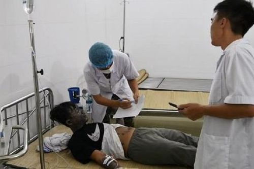 Quân y đảo Sơn Ca cứu ngư dân bị thủy đậu giai đoạn toàn phát, nốt phỏng rải rác toàn thân
