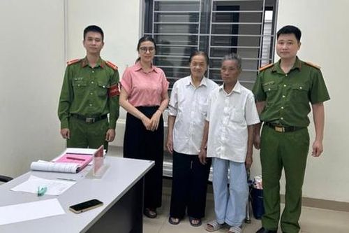 Cụ ông đi lạc giữa chiều muộn, được công an xã đưa về với gia đình