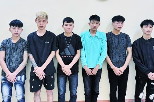 Tạm giữ 6 thanh niên mang dao, kiếm gây rối trật tự công cộng