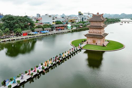 Mãn nhãn với màn trình diễn áo dài đặc sắc tại phố cổ Hoa Lư