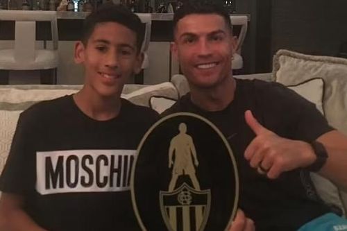 MU trao số áo lịch sử cho 'Kid Messi'