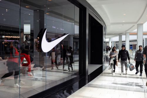 Cổ phiếu Nike, Lululemon bật tăng sau tuyên bố của ông Trump