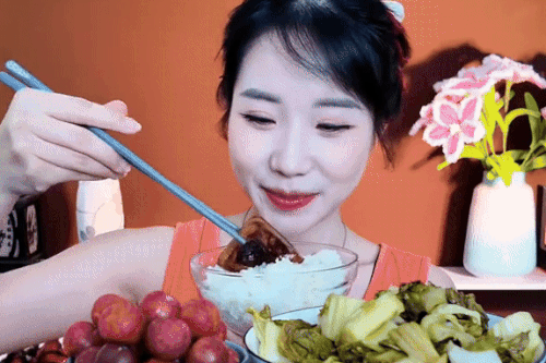 Nữ TikToker Quảng Ninh khiến các chủ quán há hốc vì ăn bằng 4-5 người