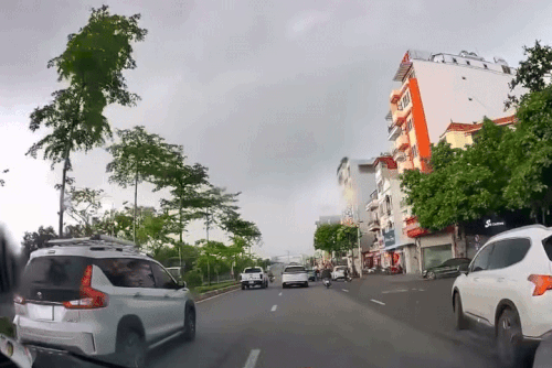 Tia sét như 'rết lửa' đánh vào căn nhà ở Hà Nội