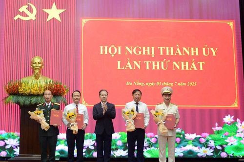 Đà Nẵng công bố các quyết định tổ chức và cán bộ chủ chốt