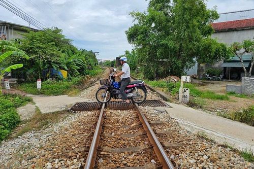 Rào đóng nhiều lối đi tự mở ngang qua đường sắt ở thành phố Huế