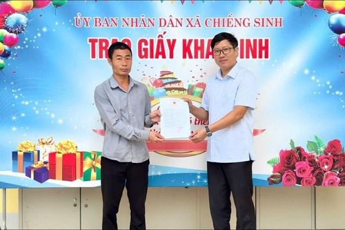 Công dân đầu tiên đăng ký khai sinh tại xã Chiềng Sinh sau hợp nhất