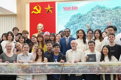 Sinh viên Đại học Swinburne Australia tìm hiểu sáng kiến đổi mới sáng tạo của Báo Nhân Dân