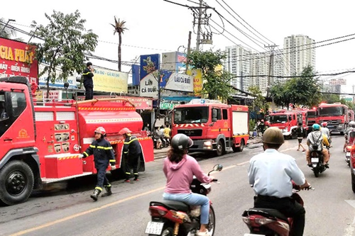 Huy động 29 xe chữa cháy dập lửa vụ cháy lớn lúc rạng sáng tại TP Hồ Chí Minh