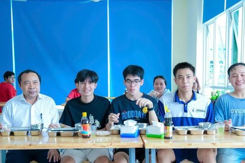 Giám đốc ĐHQG TP. HCM ăn trưa tại 'bếp ăn chia sẻ' cùng sinh viên