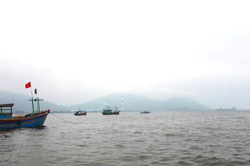 Hút hàng chục tấn dầu trên tàu chở gần 5.000 tấn than chìm ở vùng biển Hà Tĩnh