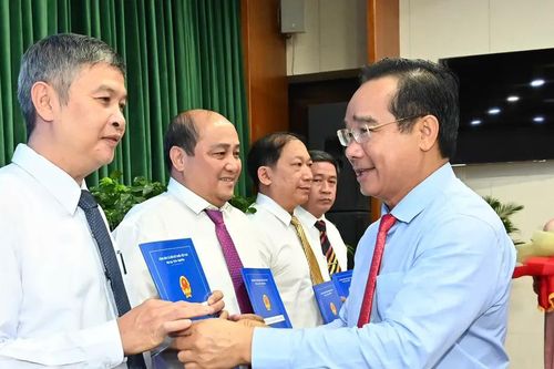 Chủ tịch UBND TPHCM bổ nhiệm lãnh đạo 54 đơn vị sự nghiệp