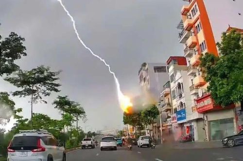 Hà Nội mưa to, sét nổ liên hồi, 1 phụ nữ tử vong