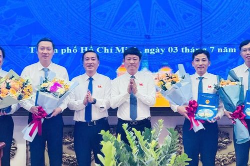 Chủ tịch HĐND TPHCM trao quyết định bổ nhiệm nhiều cán bộ chủ chốt