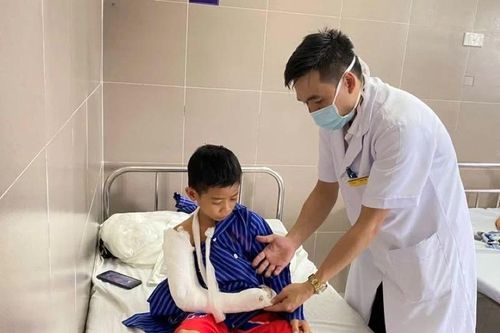 Ngã nhẹ khi chơi, bé gái 7 tuổi bị vết thương thấu khớp