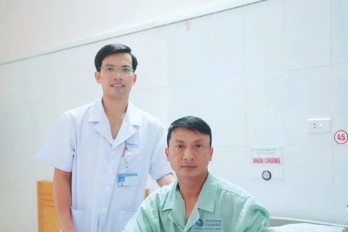 Đang điều trị lao phổi phát hiện kén khí phổi lớn